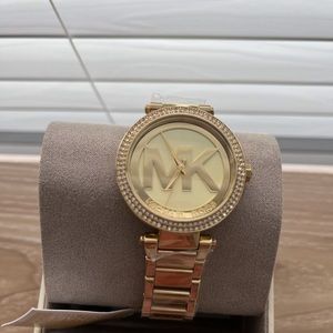 Authentic Brand new Micheal kors Women Gold Watch.
